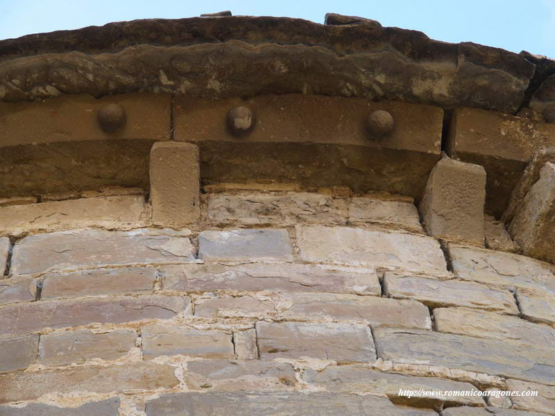 DETALLE DE LA CORNISA DECORADA CON BEZANTES